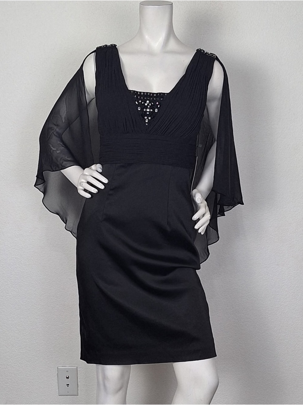 Chetta B Evening NEW Black Embellished Witchy Romantic V-Neck Cape Dress Size 4